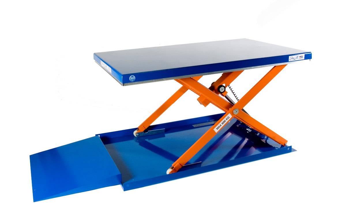 Flachhubtisch mit Rampe fürs Auffahren mit Hubwagen.