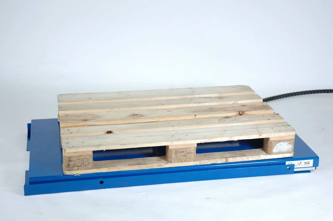 Flachhubtisch mit Palette