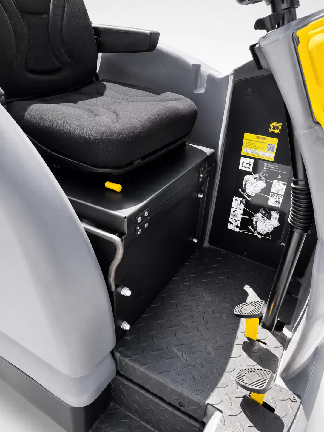 KÄRCHER B250 R120 2 SB Aufsitz-Scheuersaugmaschine – Baujahr 2022 – nur 215 Betriebsstunden – 120 cm Arbeitsbreite
