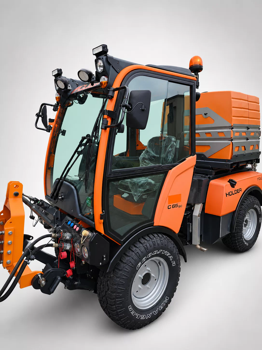 Holder C65SC Kommunaltraktor – Winterdienst mit professioneller Winterdienstausrüstung