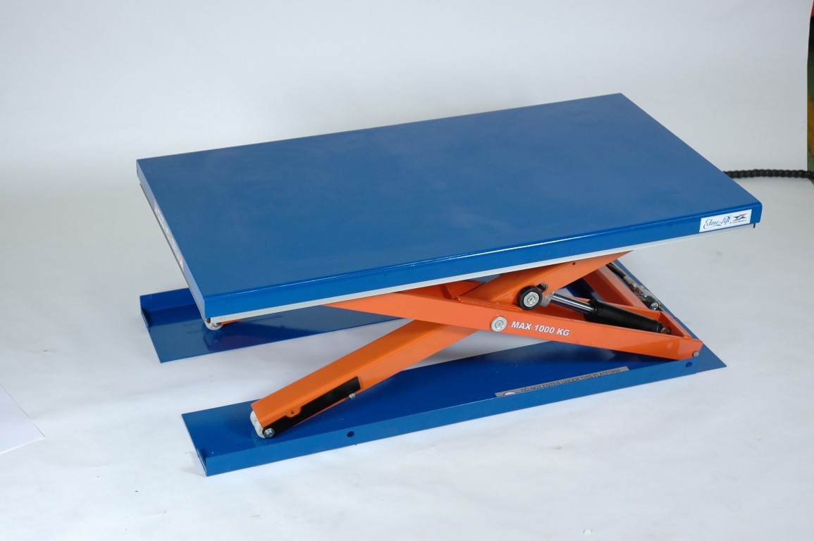 Flachhubtisch mit niedriger Höhe für das Beladen mit Hubwagen.