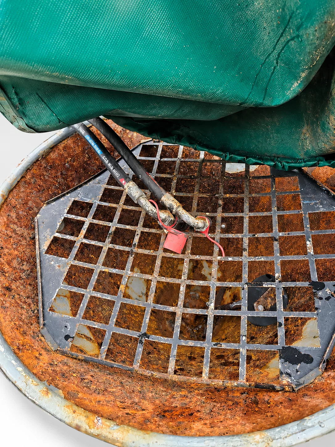KÄRCHER Heck-Anbaustreuer für MIC34, MC50 und STIGA Titan – 150 Liter – hydraulischer Antrieb