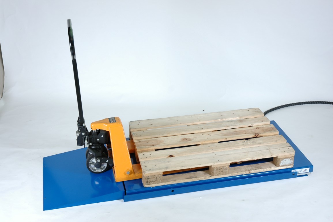 Niedrigen Hubtisch mit Hubwagen beladen