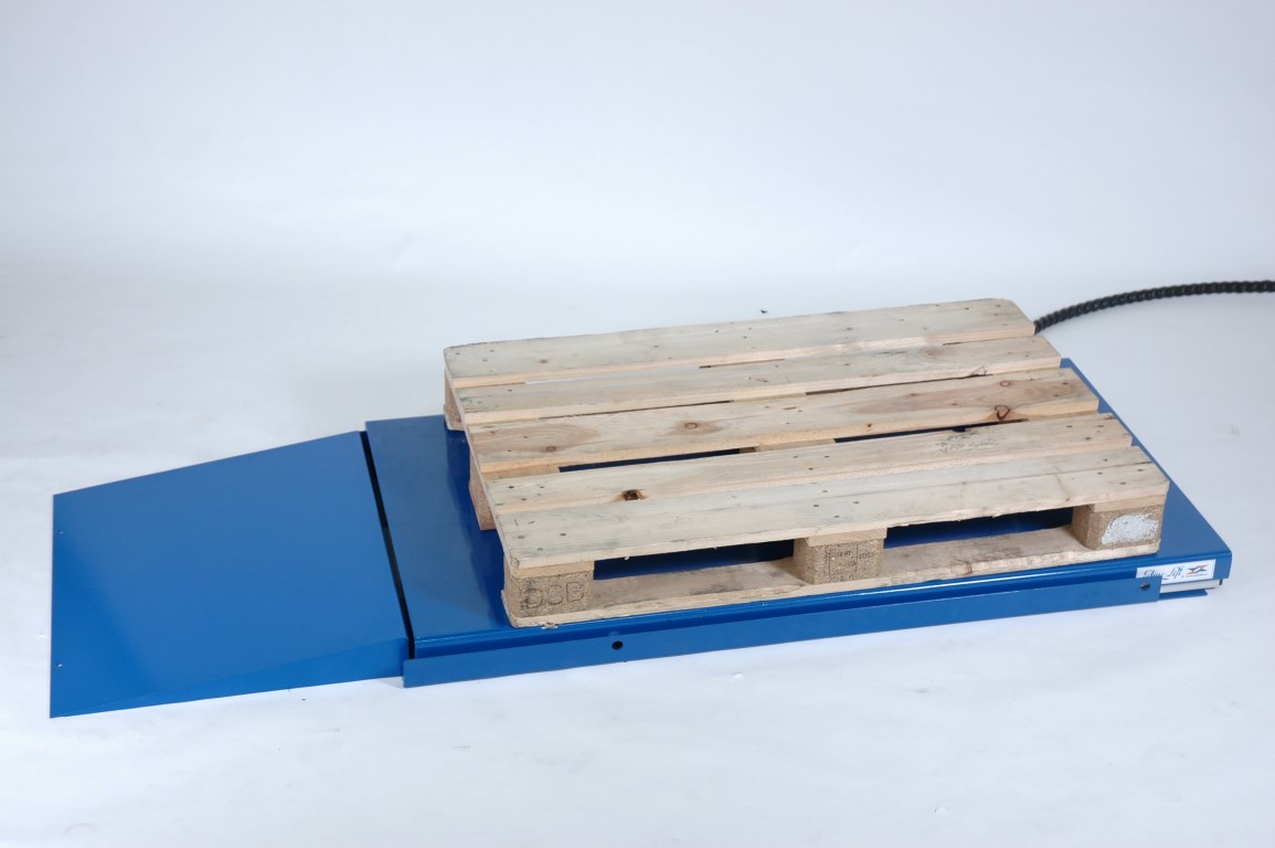 Flachhubtisch mit niedriger Höhe für das Beladen mit Hubwagen.