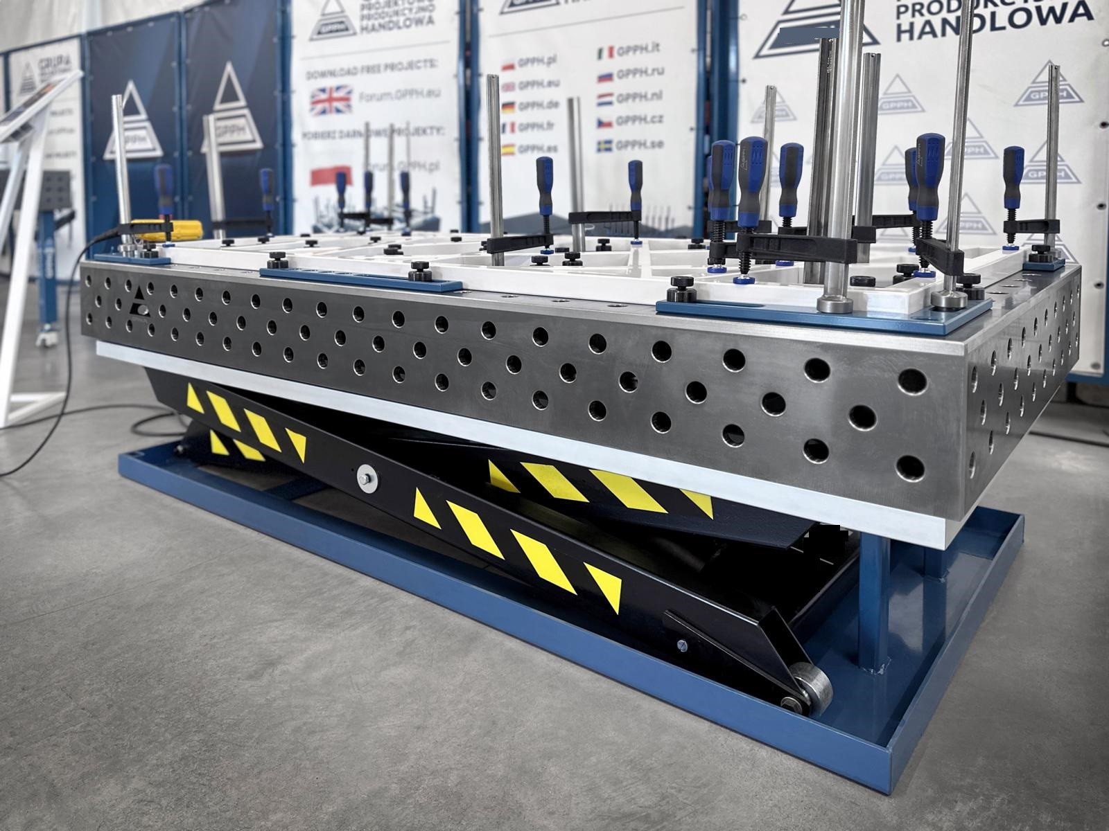 Schweißhubtisch mit Zubehoer