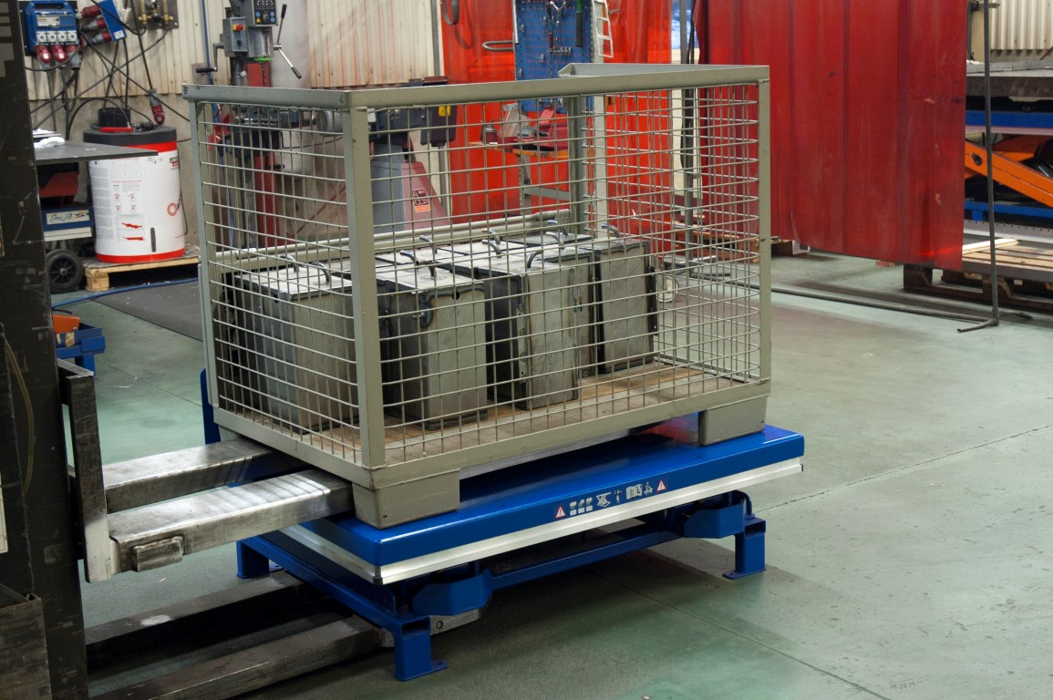 Hubneigegerät zum Heben und Neigen von Paletten und Gitterboxen