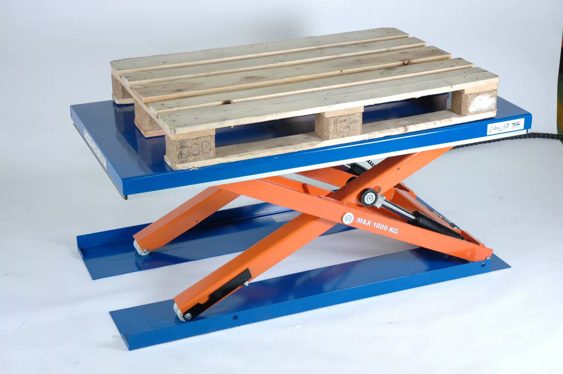 Flachhubtisch mit niedriger Höhe für das Beladen mit Hubwagen.